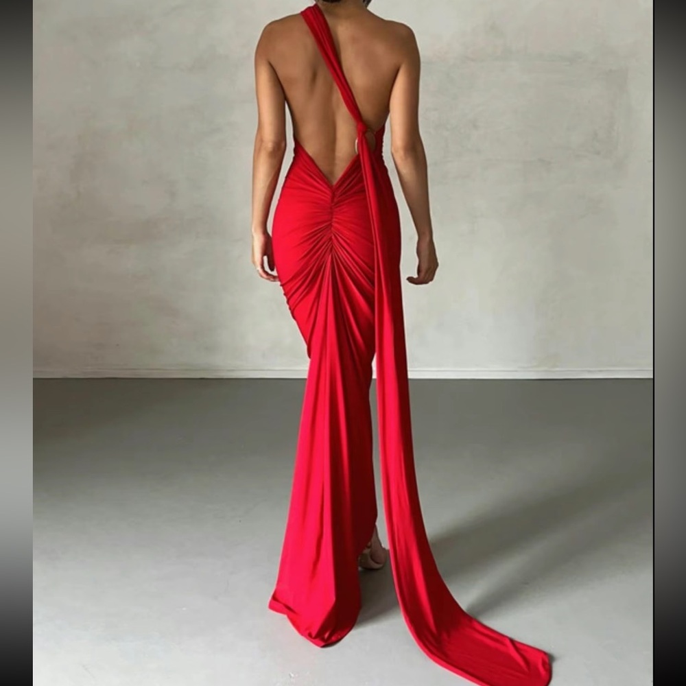 NEW Elegant Red Backless Evening Gown